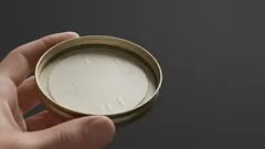 Nur wenige wissen, wozu die Kunststoffscheibe in den Deckeln von Gläsern dient.