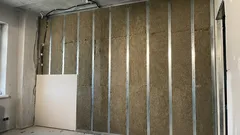 Wie dämmt man Wände gegen Schall und welche Materialien sollte man dafür bevorzugen?