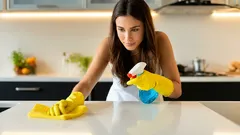 Kratzer auf Kunststoff entfernen: 5 Methoden, um Gegenständen wieder ein neuwertiges Aussehen zu verleihen